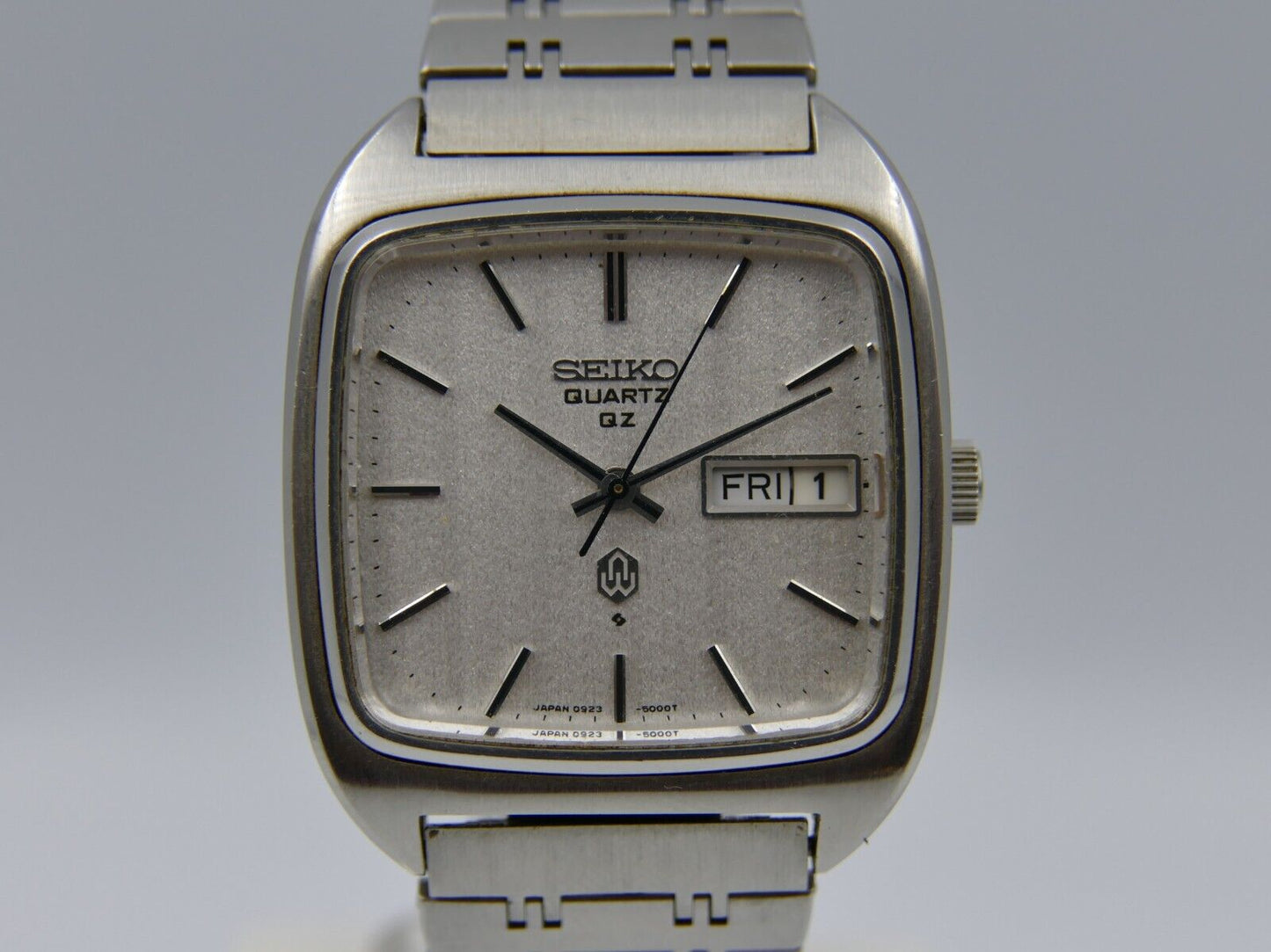 70's vintage watch mens Seiko Quartz QZ 0923-5000 linen silver dial