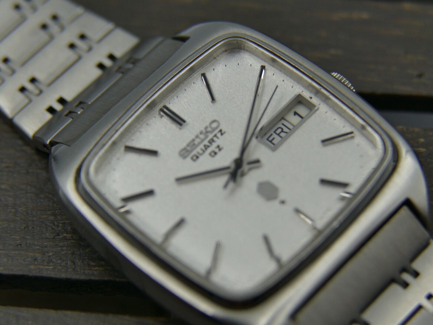70's vintage watch mens Seiko Quartz QZ 0923-5000 linen silver dial