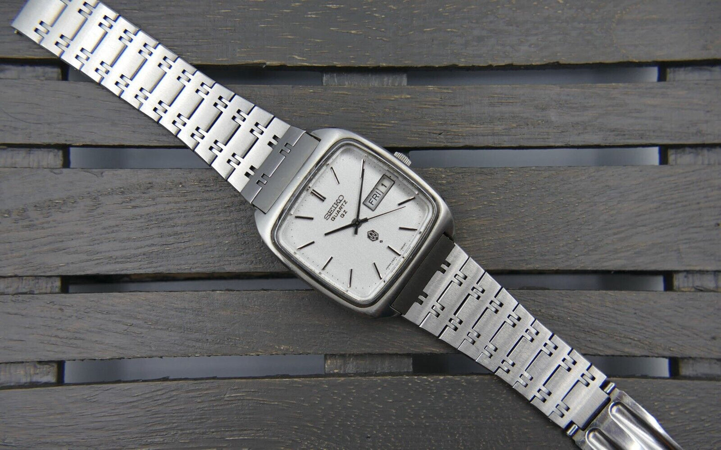 70's vintage watch mens Seiko Quartz QZ 0923-5000 linen silver dial