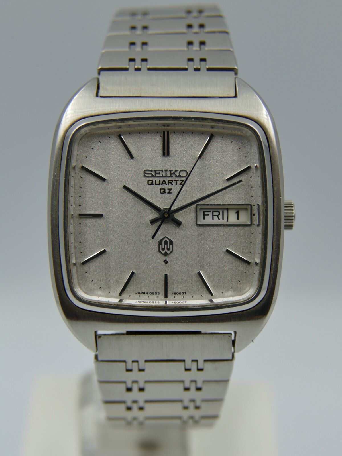 70's vintage watch mens Seiko Quartz QZ 0923-5000 linen silver dial