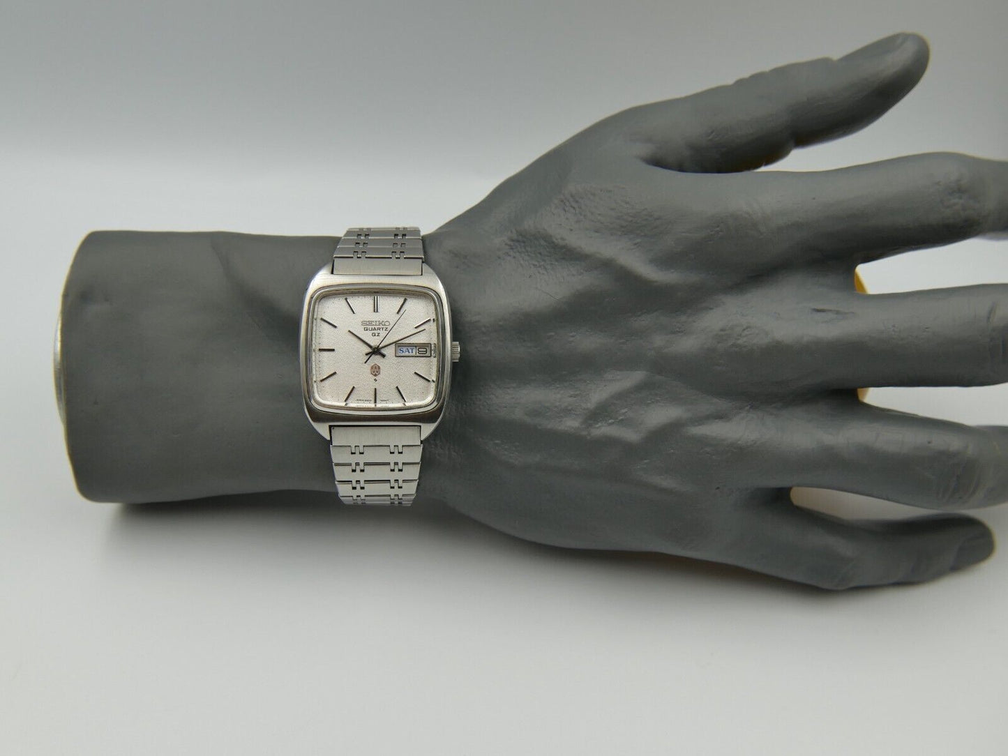 70's vintage watch mens Seiko Quartz QZ 0923-5000 linen silver dial
