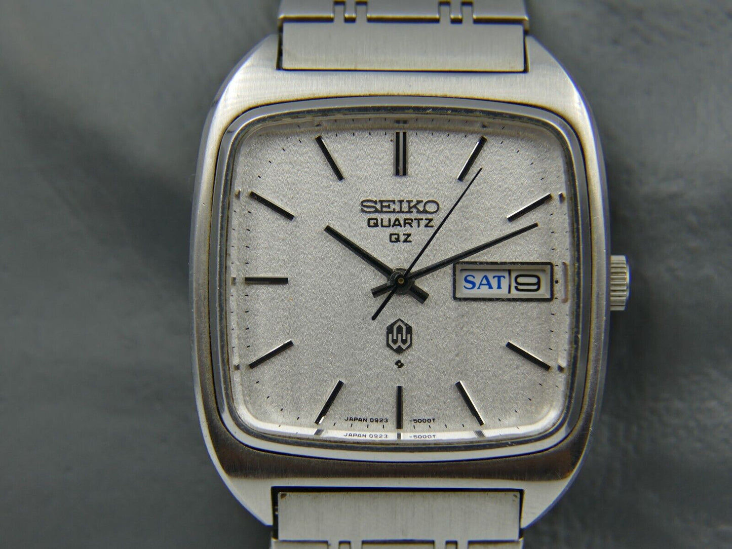 70's vintage watch mens Seiko Quartz QZ 0923-5000 linen silver dial