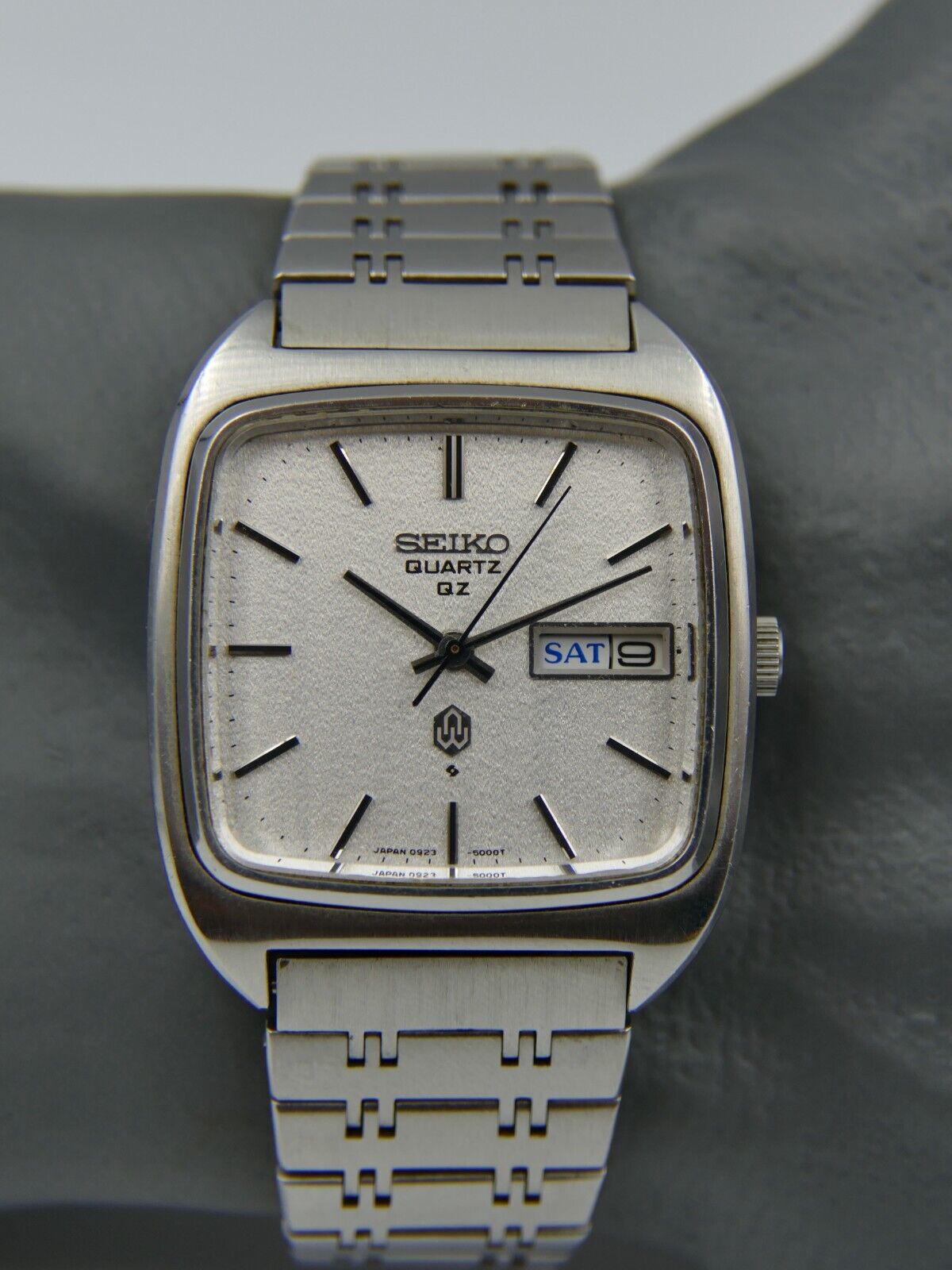 70's vintage watch mens Seiko Quartz QZ 0923-5000 linen silver dial
