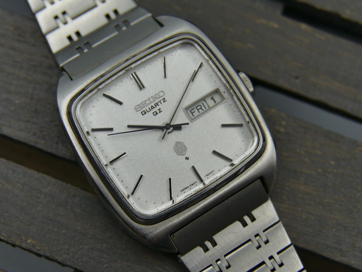 70's vintage watch mens Seiko Quartz QZ 0923-5000 linen silver dial