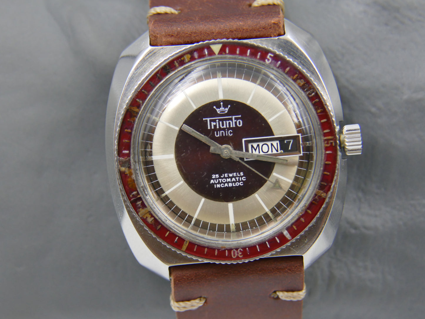 70's vintage watch mens diver plongee Triunfo Unic automatic ETA 2836 burgundy