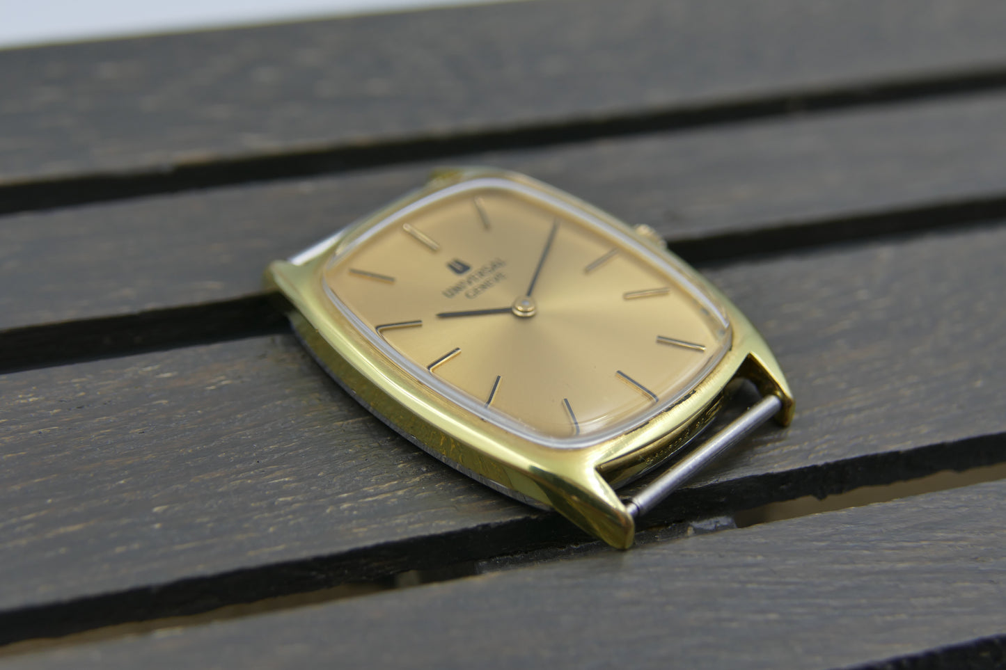70s vintage watch mens Universal Geneve ref. 542137 TONNEAU thin hand wind 1-42 serviced