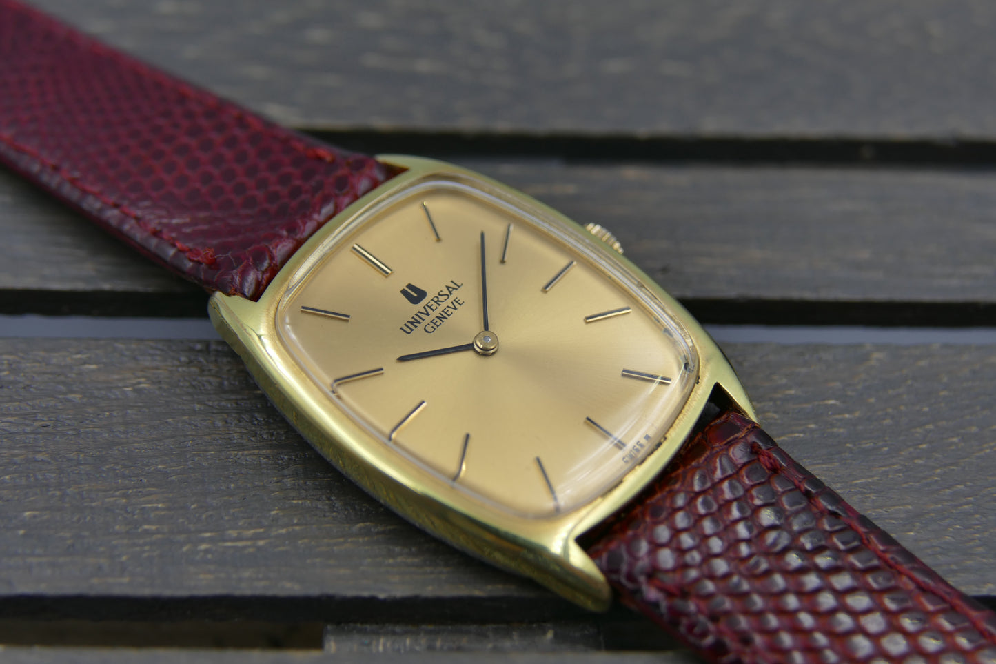 70s vintage watch mens Universal Geneve ref. 542137 TONNEAU thin hand wind 1-42 serviced