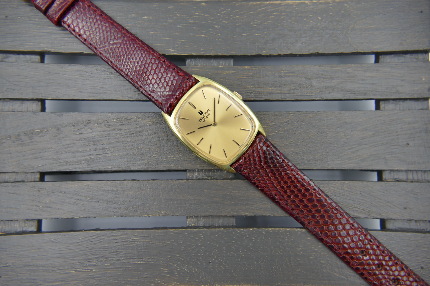 70s vintage watch mens Universal Geneve ref. 542137 TONNEAU thin hand wind 1-42 serviced