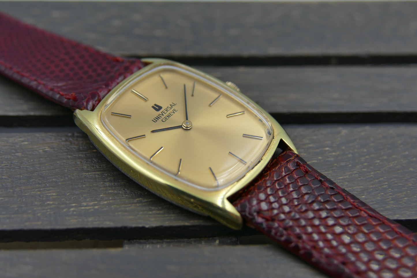 70s vintage watch mens Universal Geneve ref. 542137 TONNEAU thin hand wind 1-42 serviced