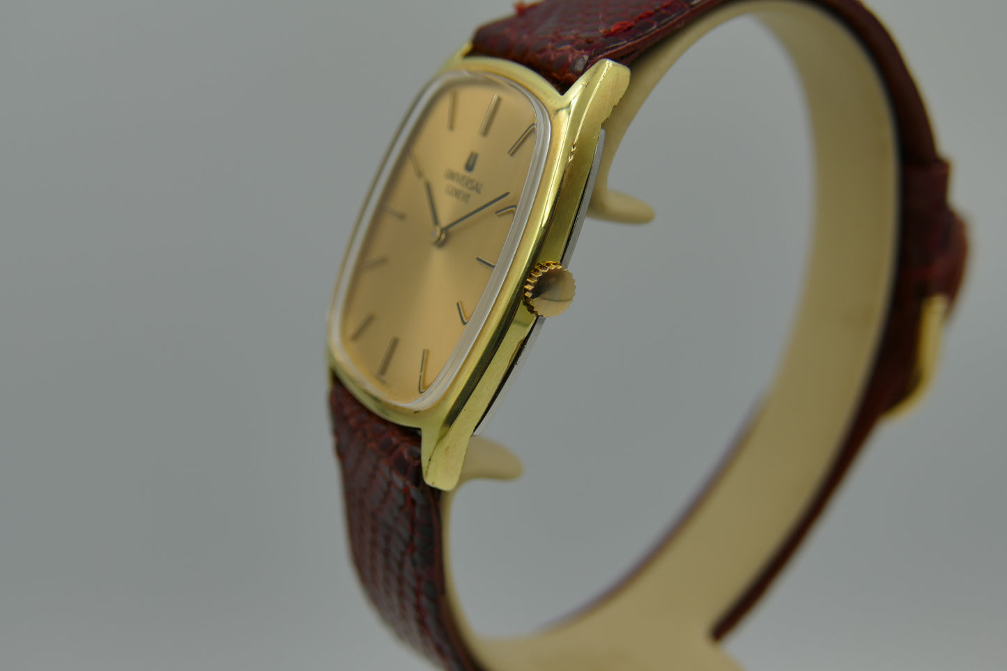 70s vintage watch mens Universal Geneve ref. 542137 TONNEAU thin hand wind 1-42 serviced