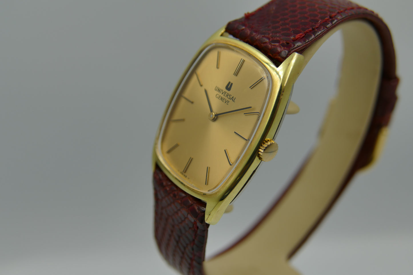 70s vintage watch mens Universal Geneve ref. 542137 TONNEAU thin hand wind 1-42 serviced