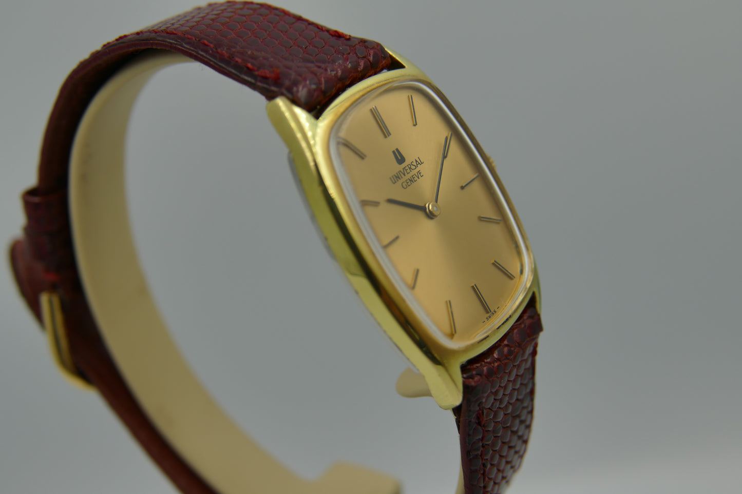 70s vintage watch mens Universal Geneve ref. 542137 TONNEAU thin hand wind 1-42 serviced