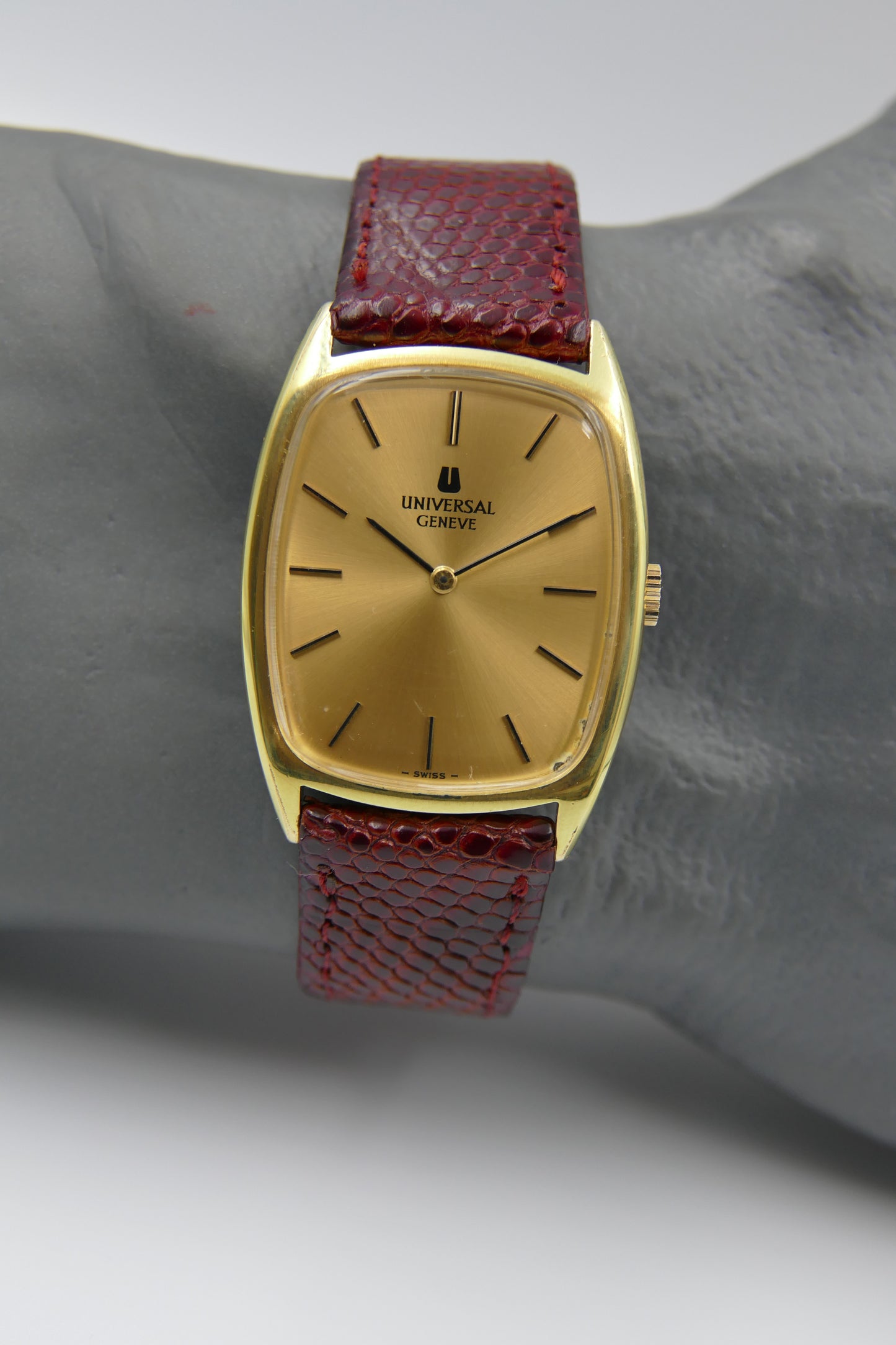 70s vintage watch mens Universal Geneve ref. 542137 TONNEAU thin hand wind 1-42 serviced