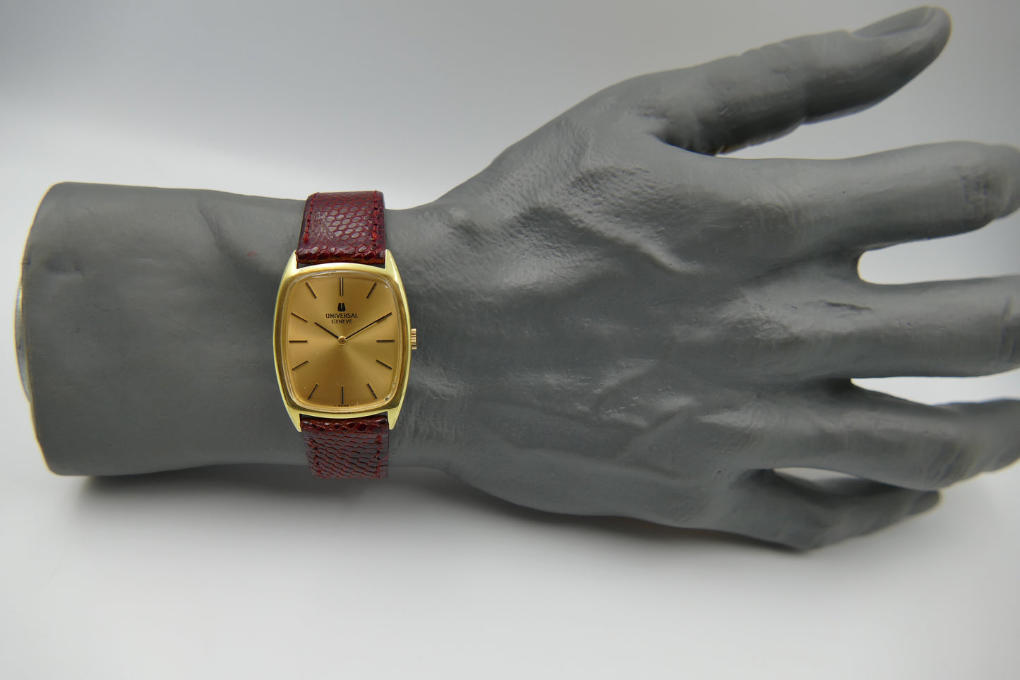 70s vintage watch mens Universal Geneve ref. 542137 TONNEAU thin hand wind 1-42 serviced