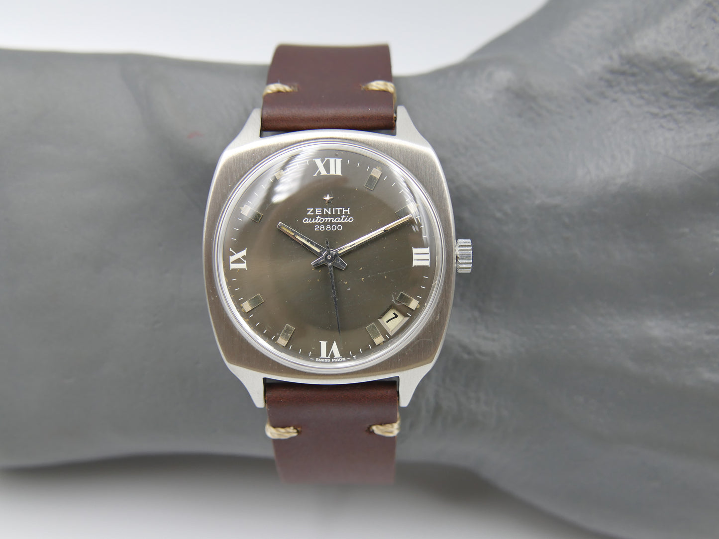 70s vintage watch mens Zenith cushion case ref. SC 6741 automatic 28800 automatic 2562PC gray