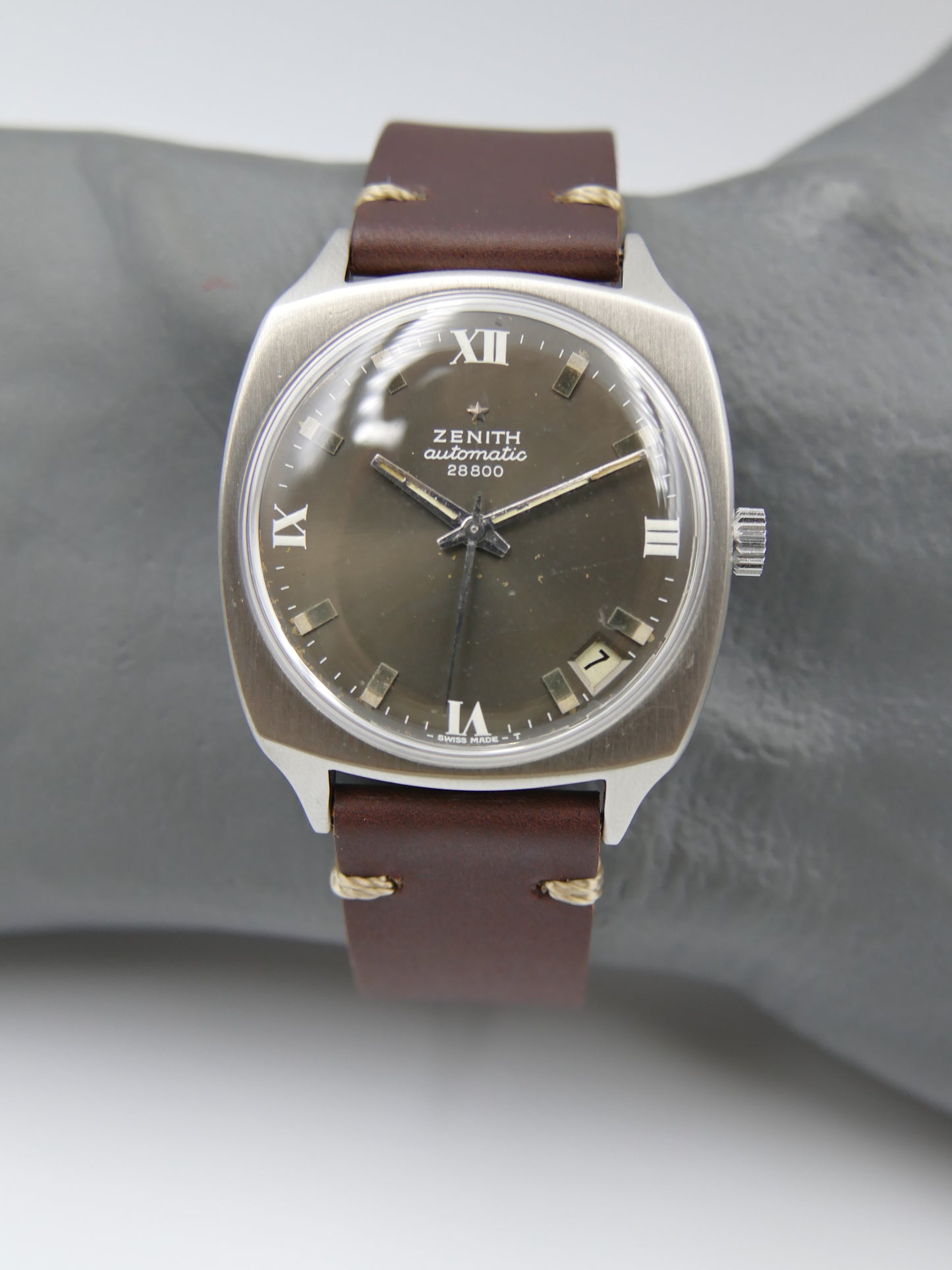 70s vintage watch mens Zenith cushion case ref. SC 6741 automatic 28800 automatic 2562PC gray