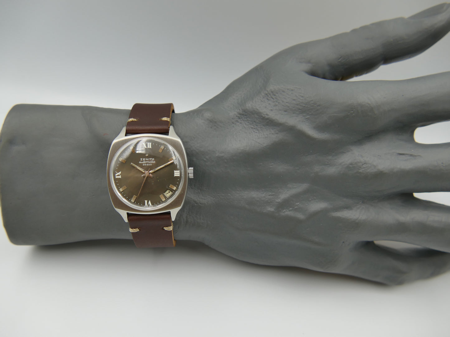 70s vintage watch mens Zenith cushion case ref. SC 6741 automatic 28800 automatic 2562PC gray