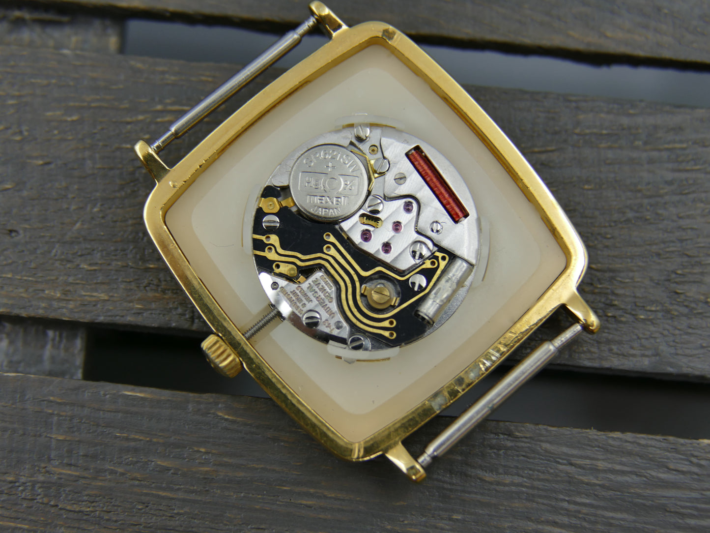 Vintage watch mens Universal Geneve ref 543301 quartz square gold pl