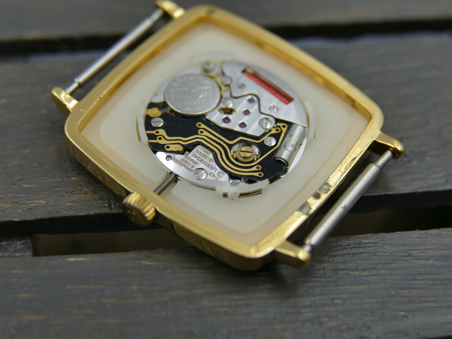 Vintage watch mens Universal Geneve ref 543301 quartz square gold pl