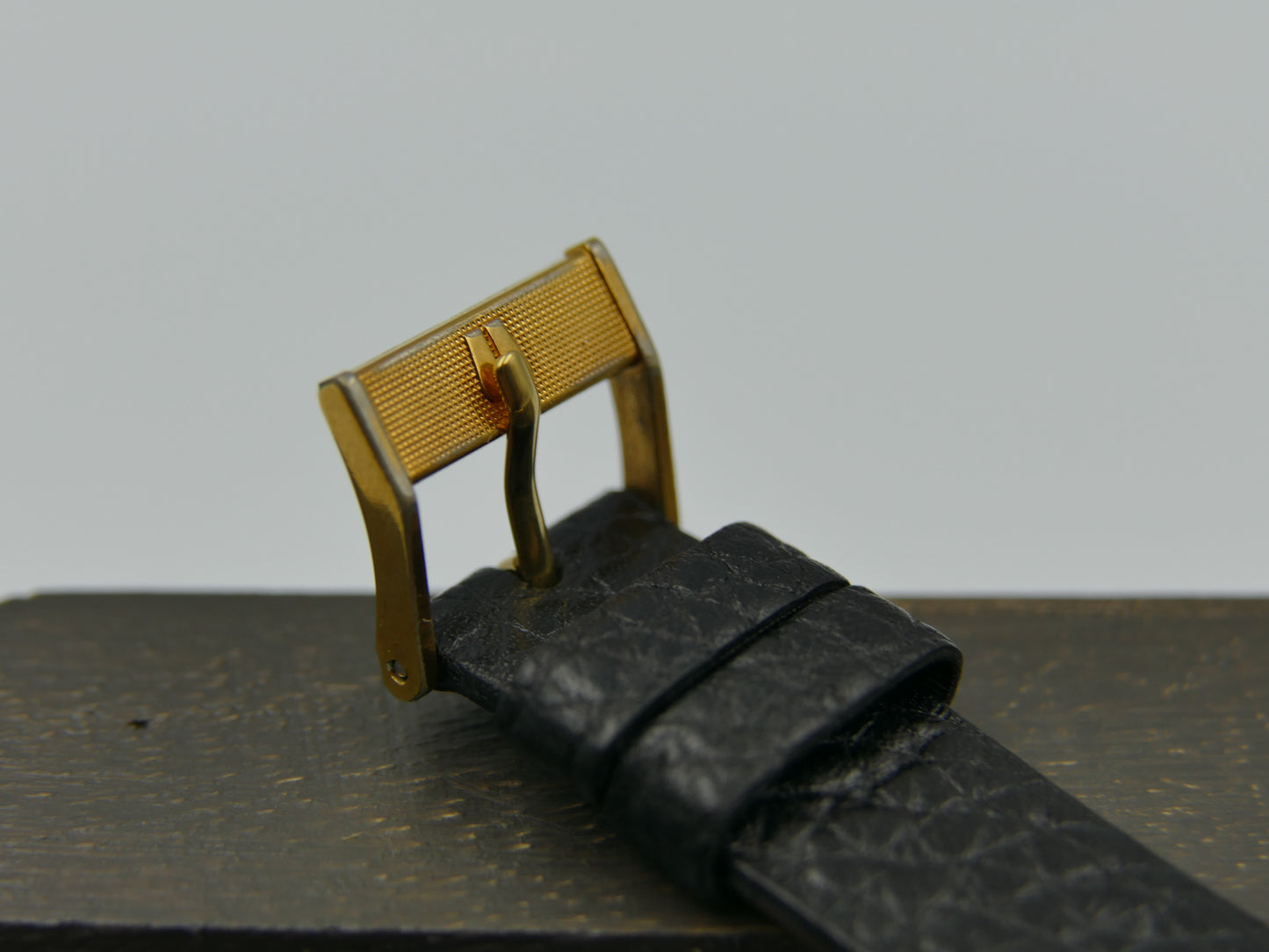 Vintage watch mens Universal Geneve ref 543301 quartz square gold pl