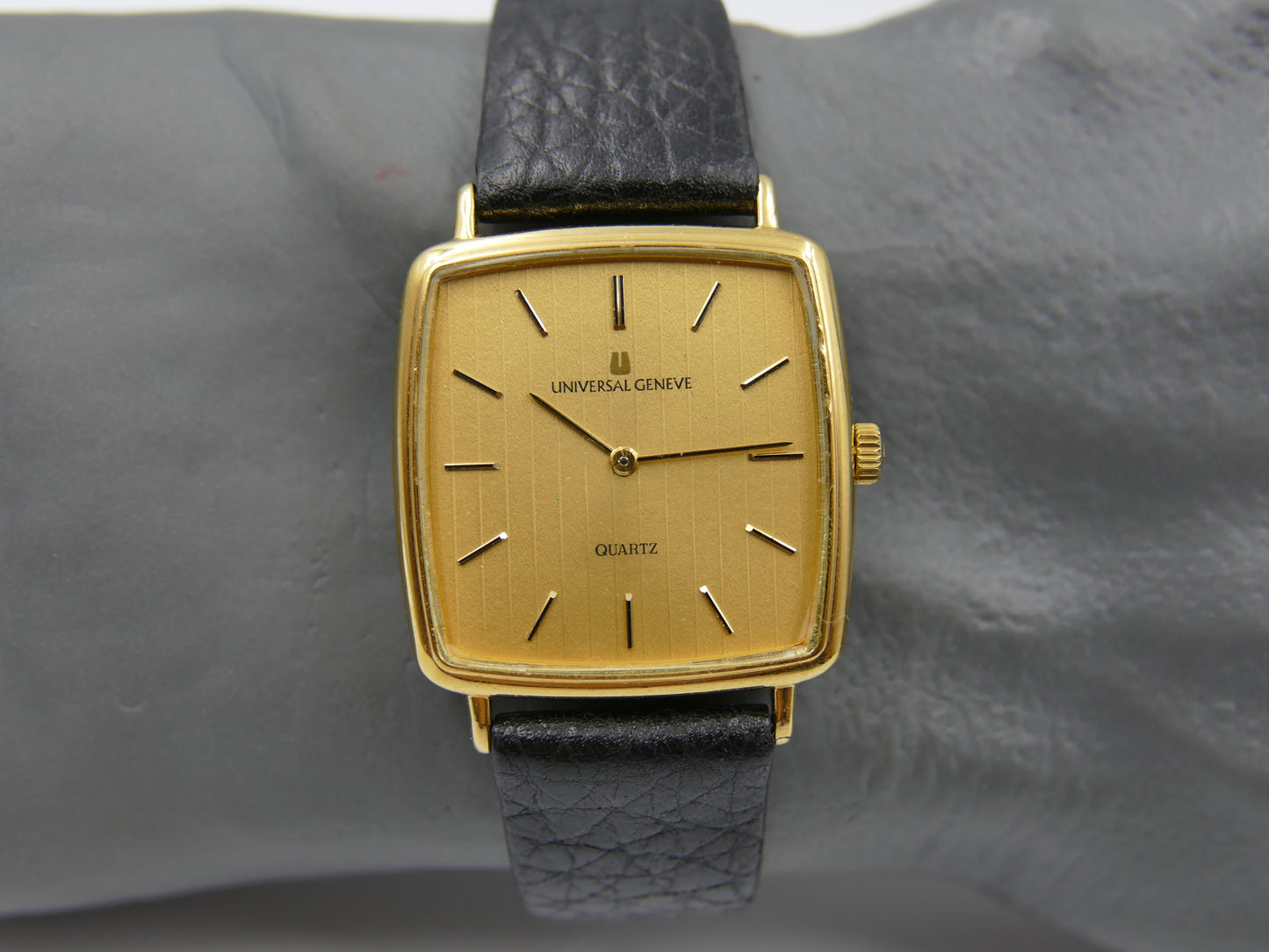 Vintage watch mens Universal Geneve ref 543301 quartz square gold pl