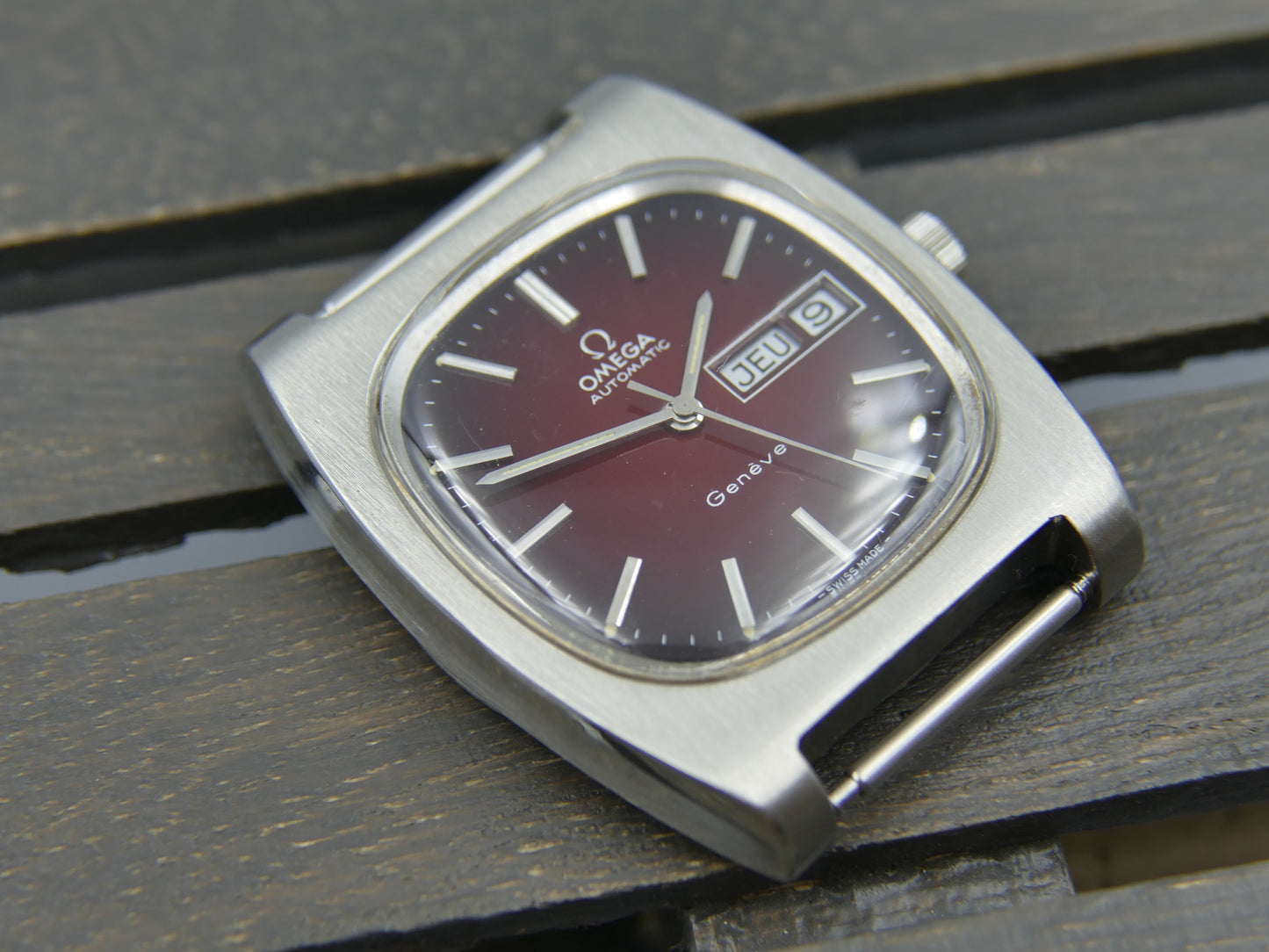 70's vintage watch mens Omega Genève automatic cal. 1022 ref 166.0188 burgundy