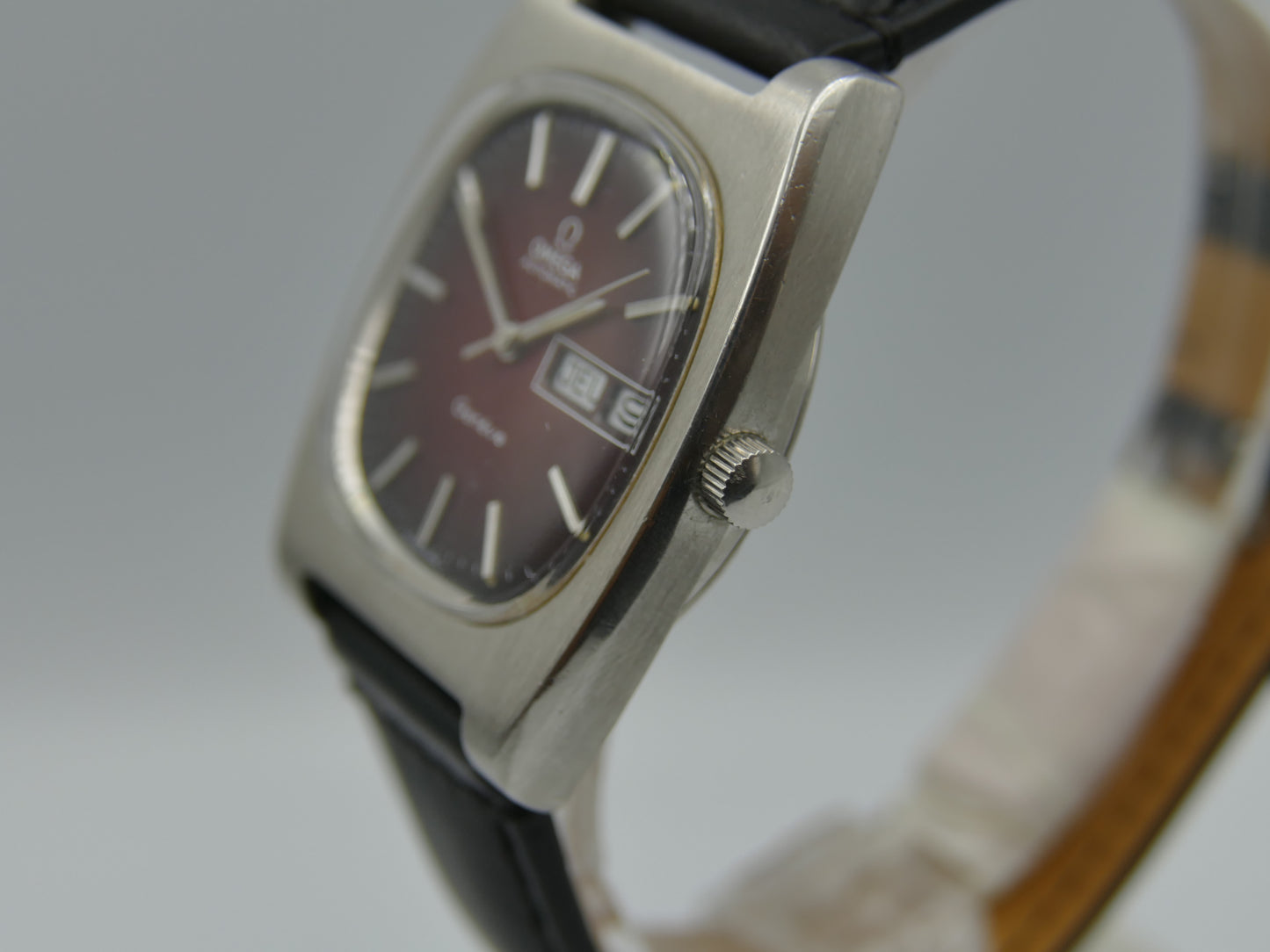 70's vintage watch mens Omega Genève automatic cal. 1022 ref 166.0188 burgundy