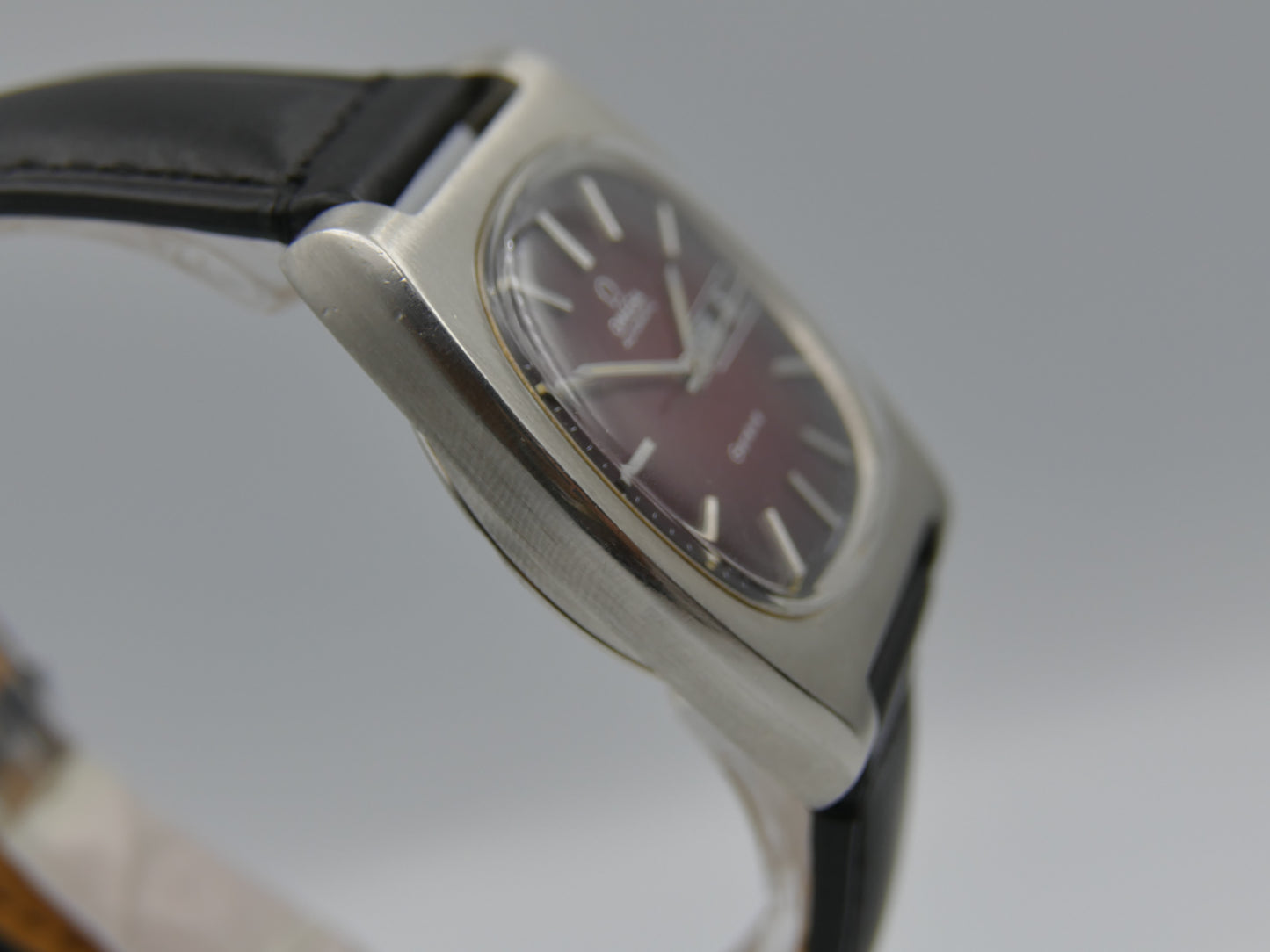 70's vintage watch mens Omega Genève automatic cal. 1022 ref 166.0188 burgundy