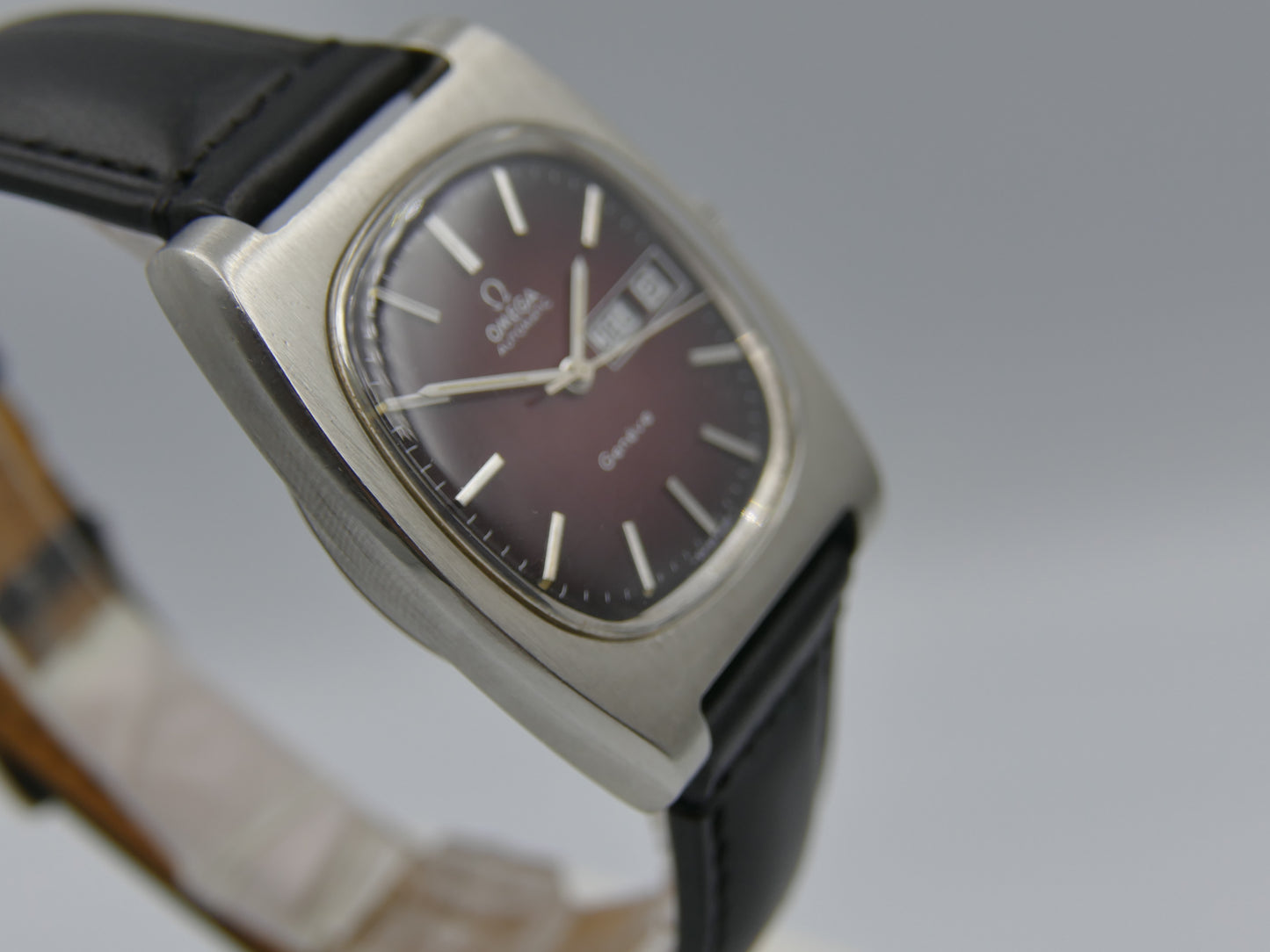 70's vintage watch mens Omega Genève automatic cal. 1022 ref 166.0188 burgundy