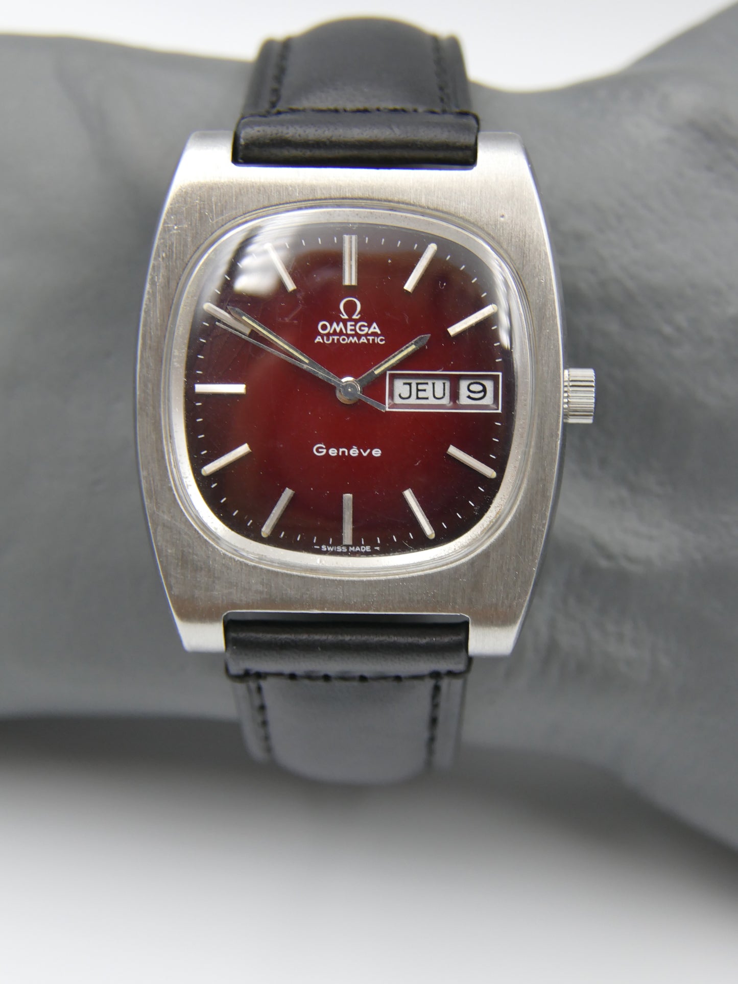 70's vintage watch mens Omega Genève automatic cal. 1022 ref 166.0188 burgundy