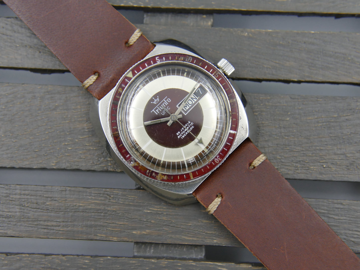 70's vintage watch mens diver plongee Triunfo Unic automatic ETA 2836 burgundy