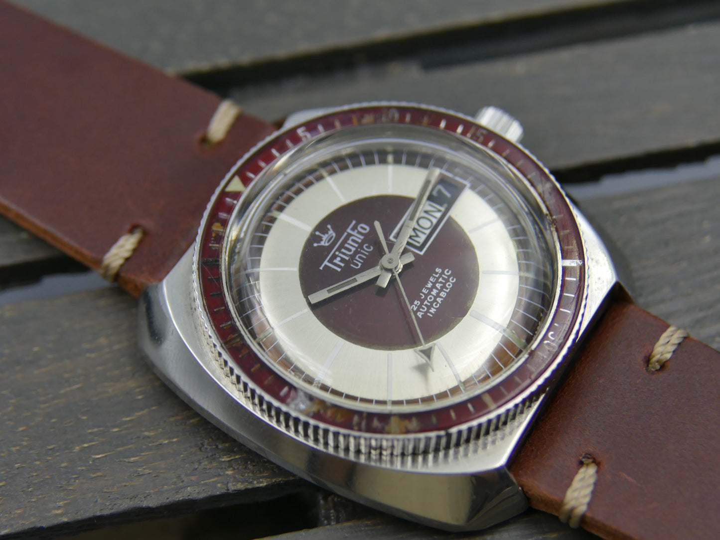 70's vintage watch mens diver plongee Triunfo Unic automatic ETA 2836 burgundy