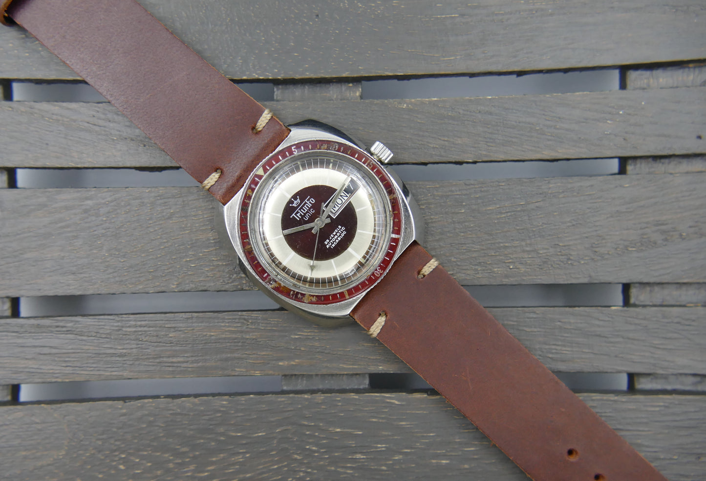 70's vintage watch mens diver plongee Triunfo Unic automatic ETA 2836 burgundy