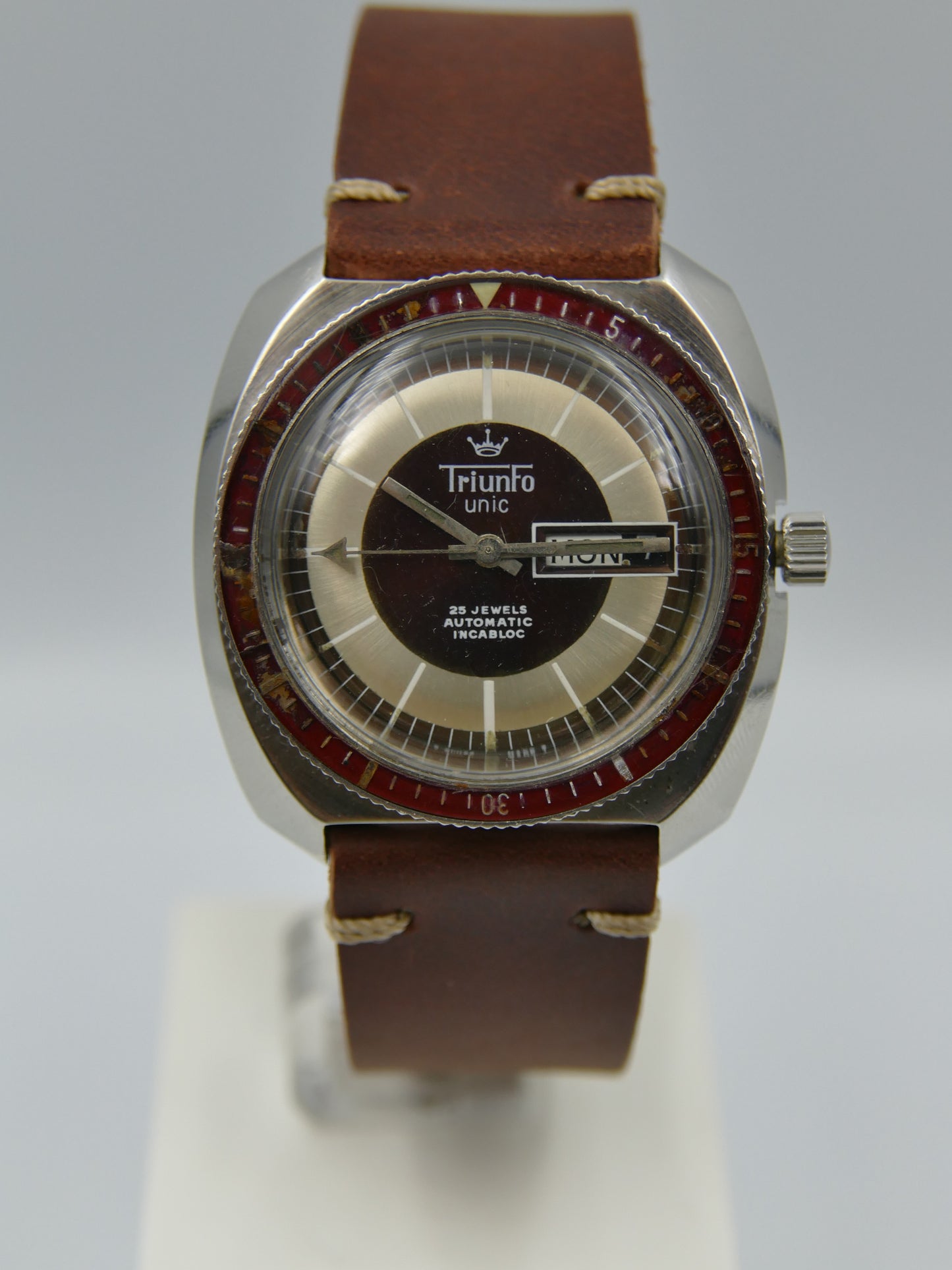 70's vintage watch mens diver plongee Triunfo Unic automatic ETA 2836 burgundy