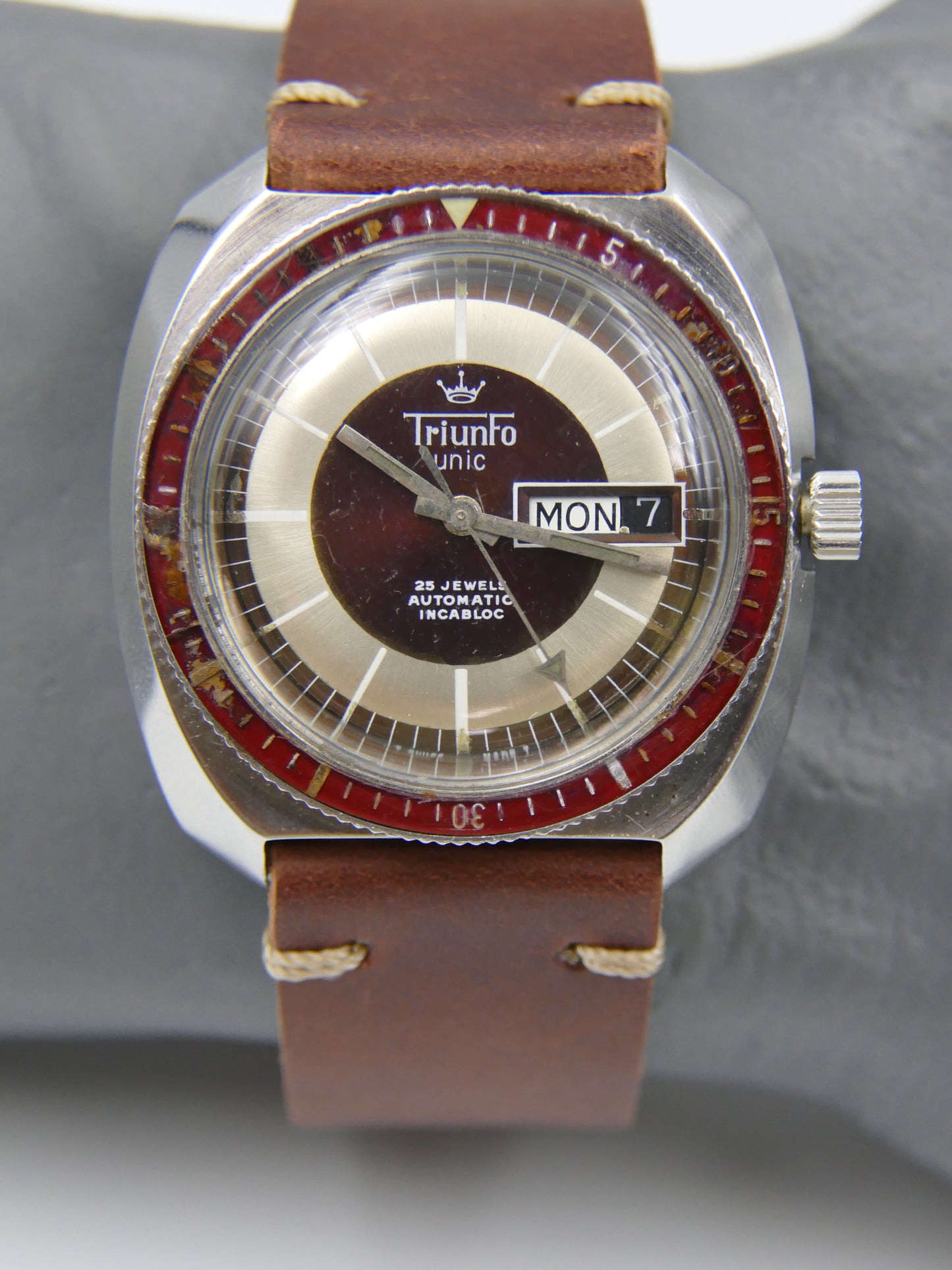 70's vintage watch mens diver plongee Triunfo Unic automatic ETA 2836 burgundy