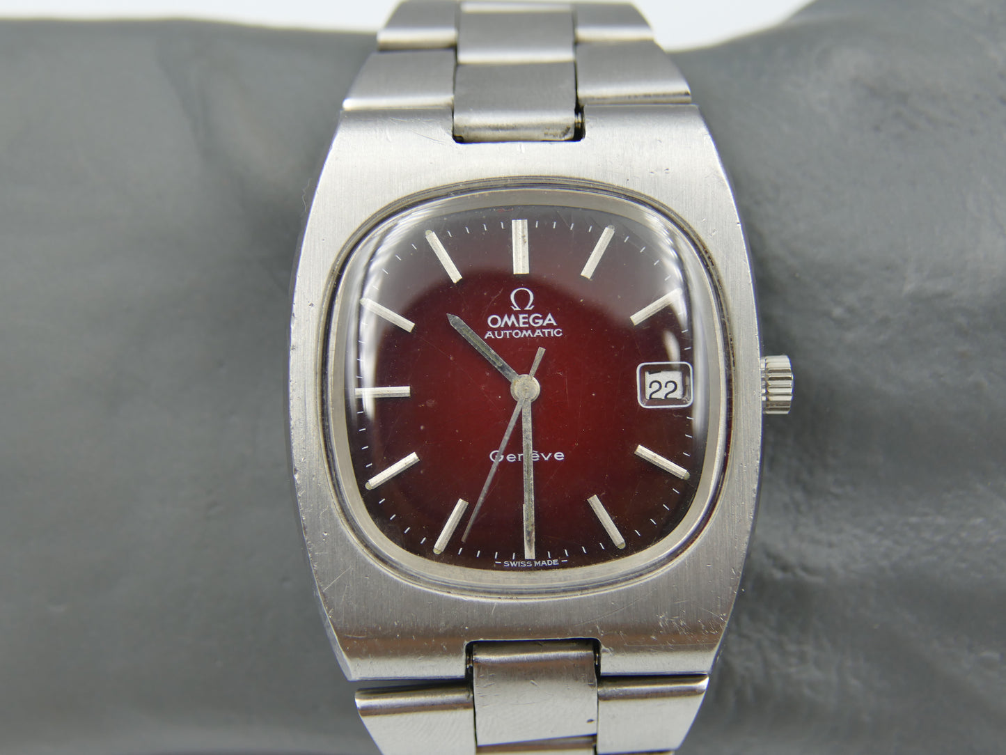 70s vintage watch Omega Geneve Automatic cal 1012 ref 166.0191 burgundy red dial