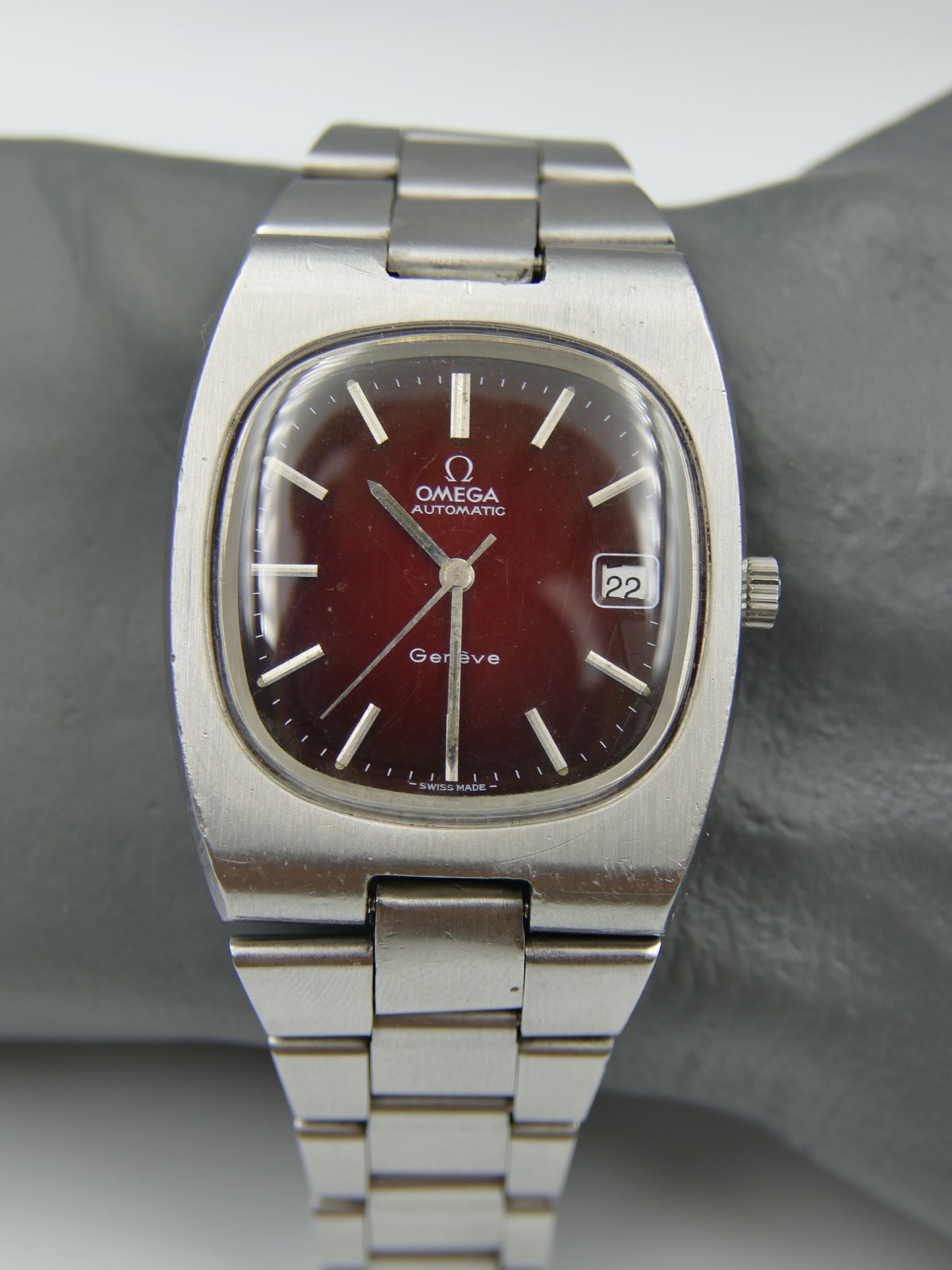 70s vintage watch Omega Geneve Automatic cal 1012 ref 166.0191 burgundy red dial