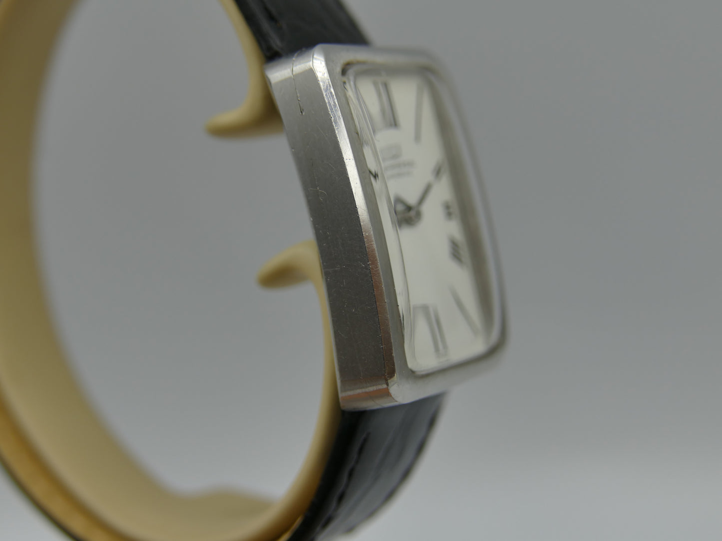 60s vintage watch Universal Geneve tank ref 842116 /01 hand wind cal 42