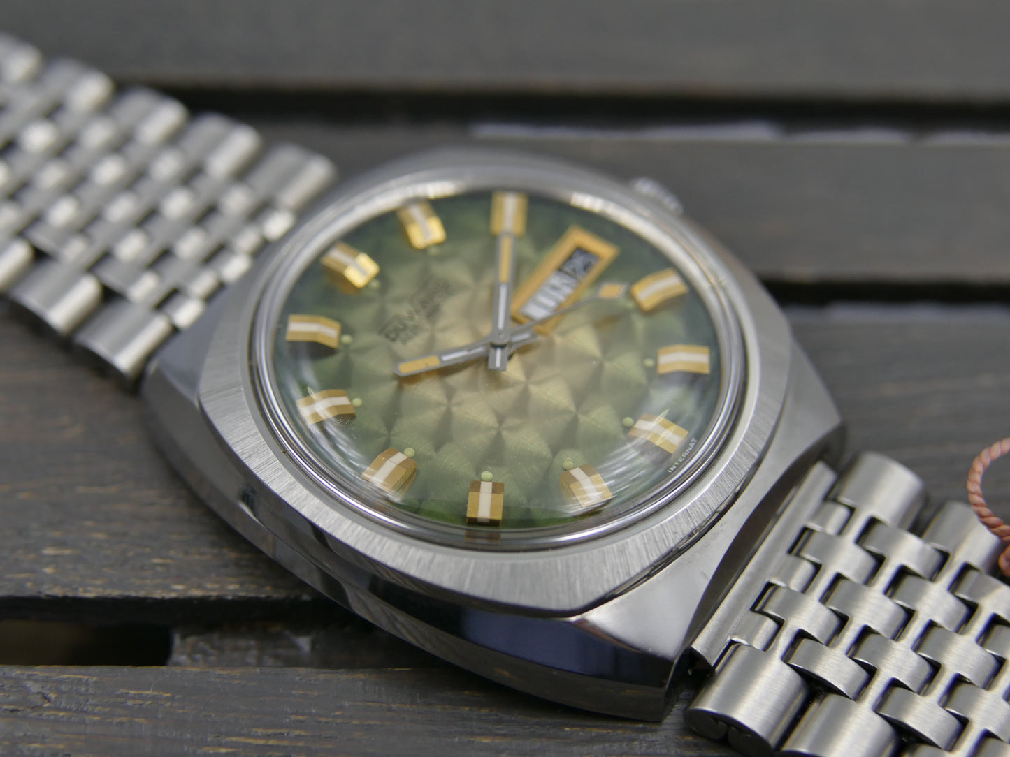 70s vintage watch DUWARD Automatic Cal. ETA 2789 Ref. 6002 green brushed circular dial NOS