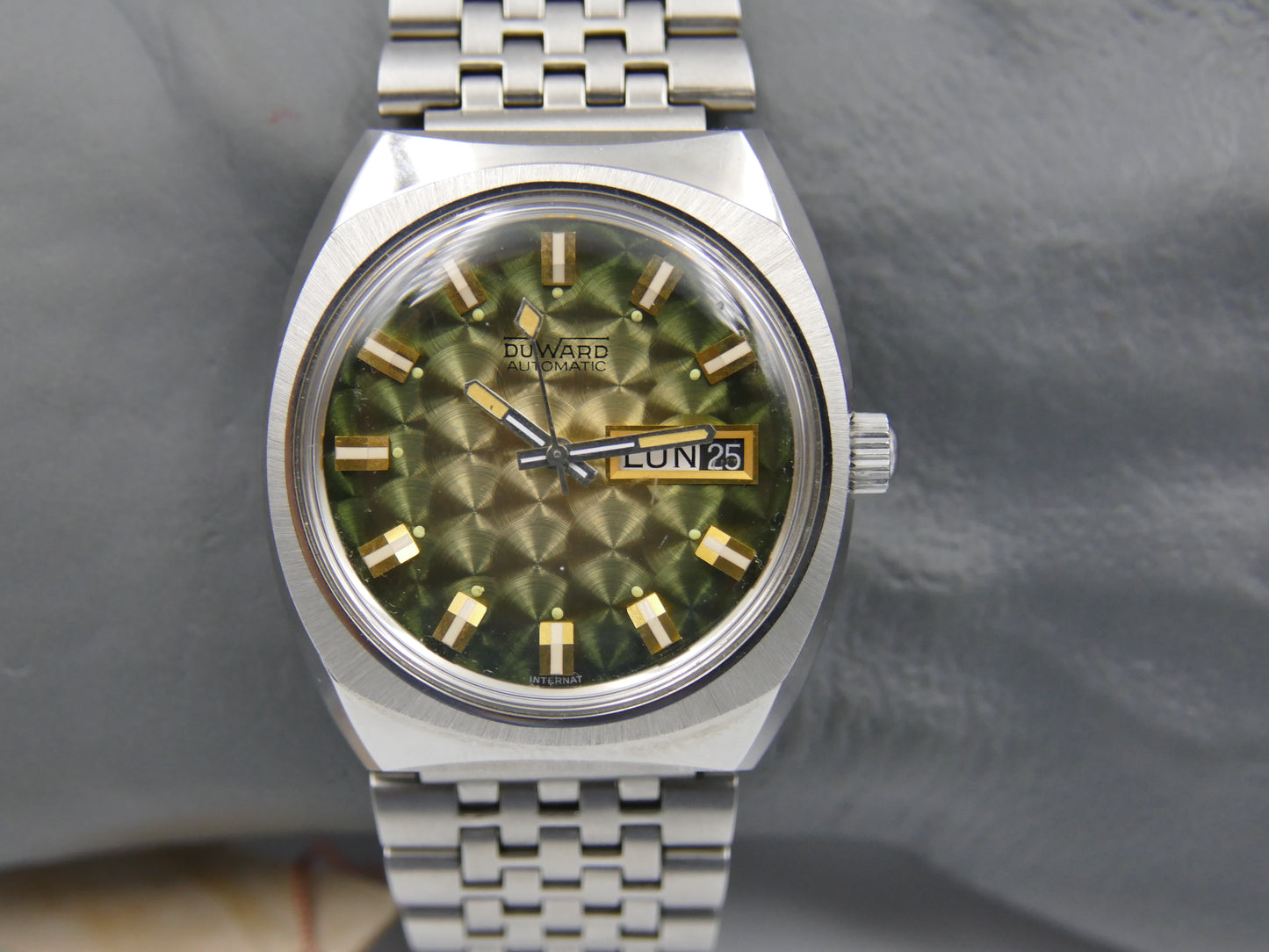 70s vintage watch DUWARD Automatic Cal. ETA 2789 Ref. 6002 green brushed circular dial NOS