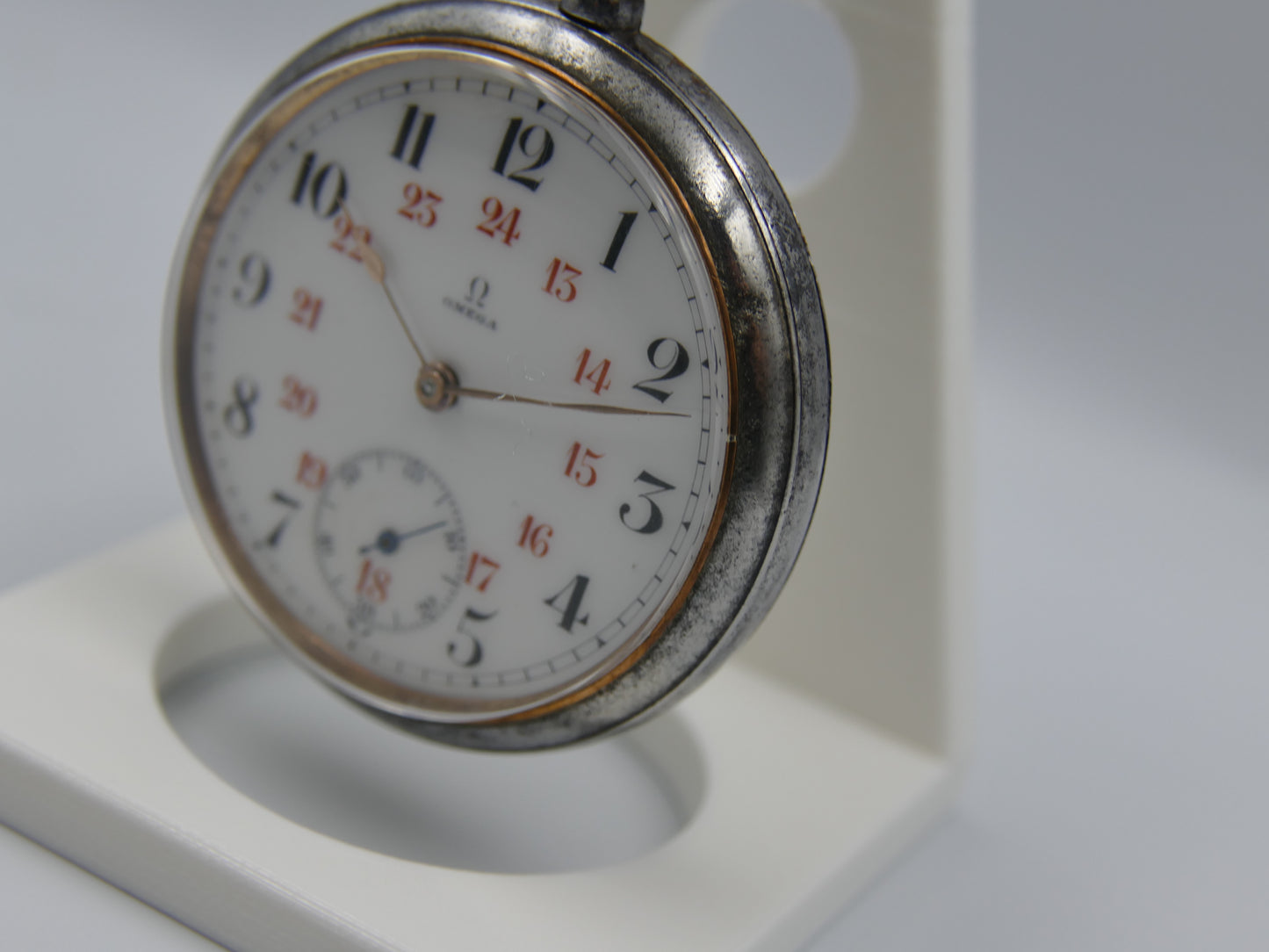 1908 vintage gousset pocket watch Omega 20’’’ L7-16p manual wind metal gun case