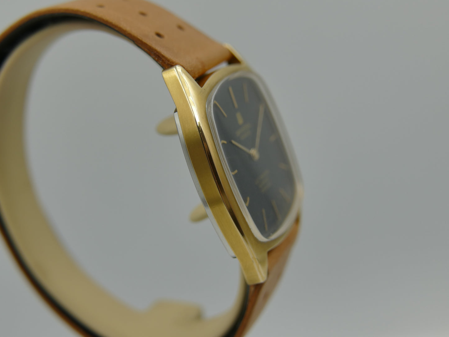 70s vintage watch mens Universal Geneve Gilt Shadow ref 566105 Automatic 2-66 Microrotor Ultra Slim