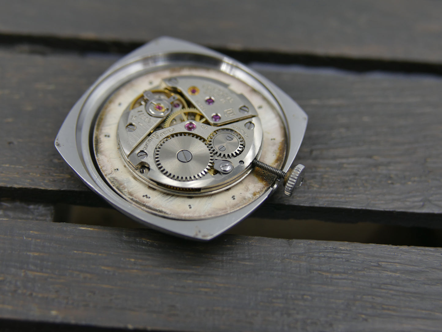 60s vintage watch mens Universal Geneve ref. 842112 /02 hand wind cal 42 thin Cushion