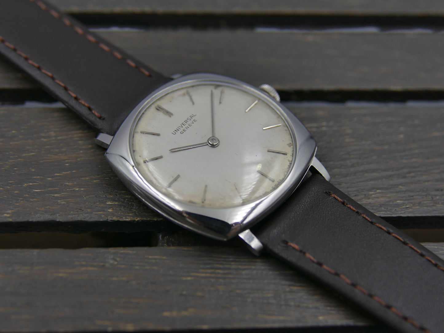 60s vintage watch mens Universal Geneve ref. 842112 /02 hand wind cal 42 thin Cushion