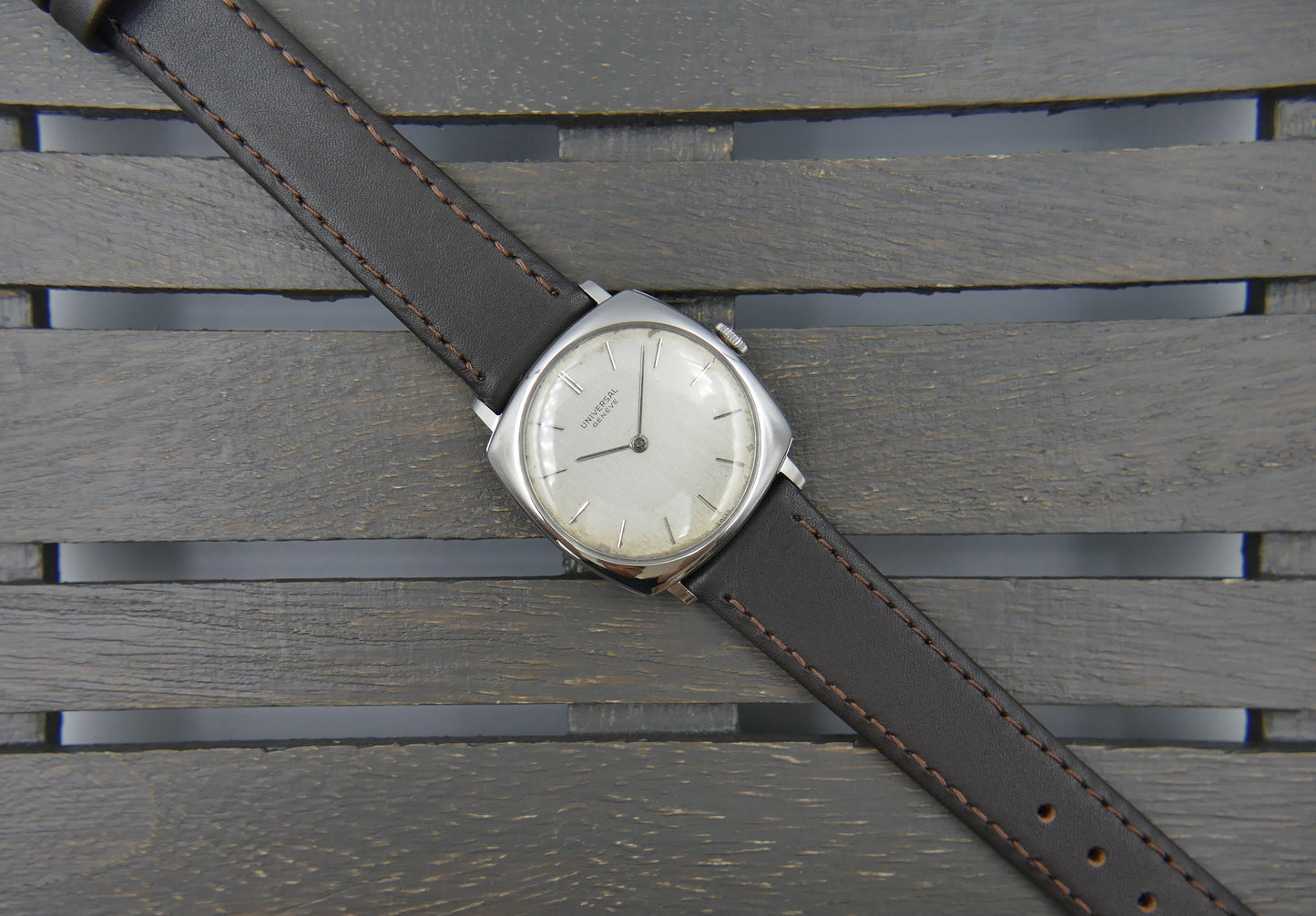 60s vintage watch mens Universal Geneve ref. 842112 /02 hand wind cal 42 thin Cushion