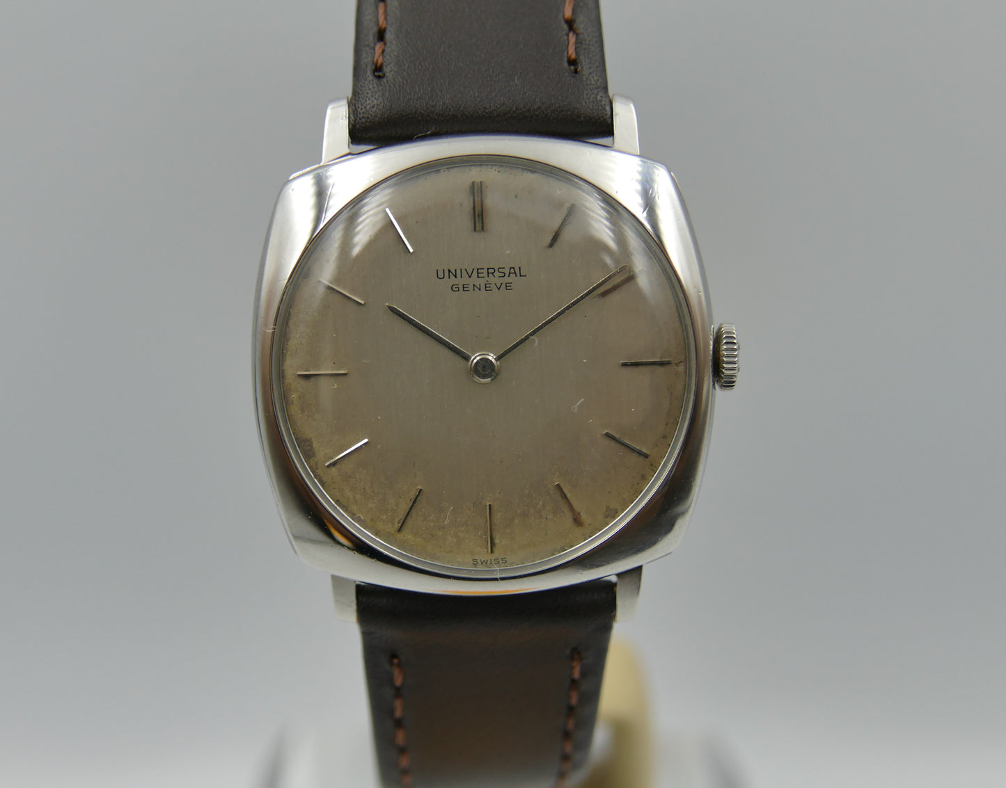 60s vintage watch mens Universal Geneve ref. 842112 /02 hand wind cal 42 thin Cushion