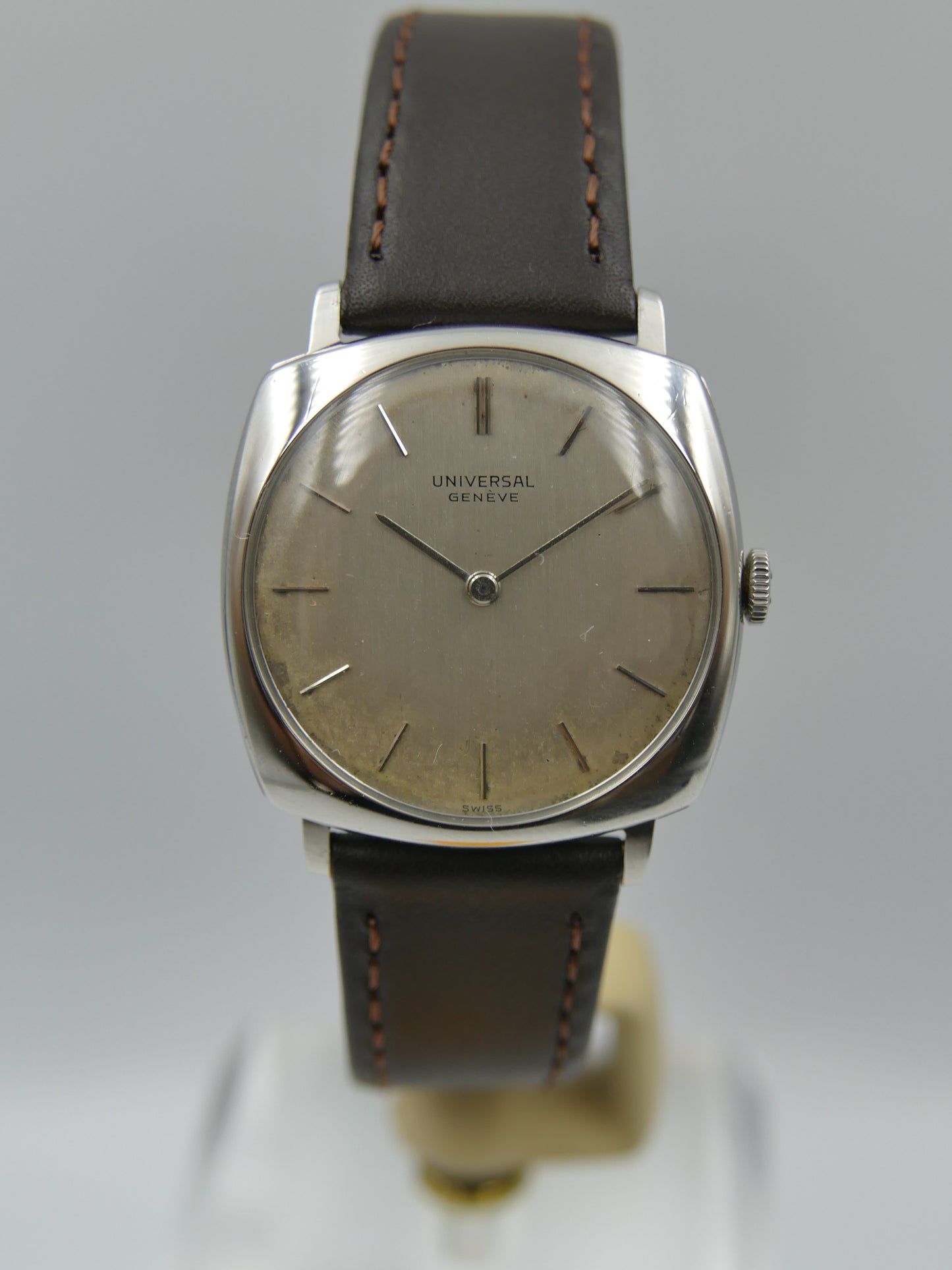 60s vintage watch mens Universal Geneve ref. 842112 /02 hand wind cal 42 thin Cushion