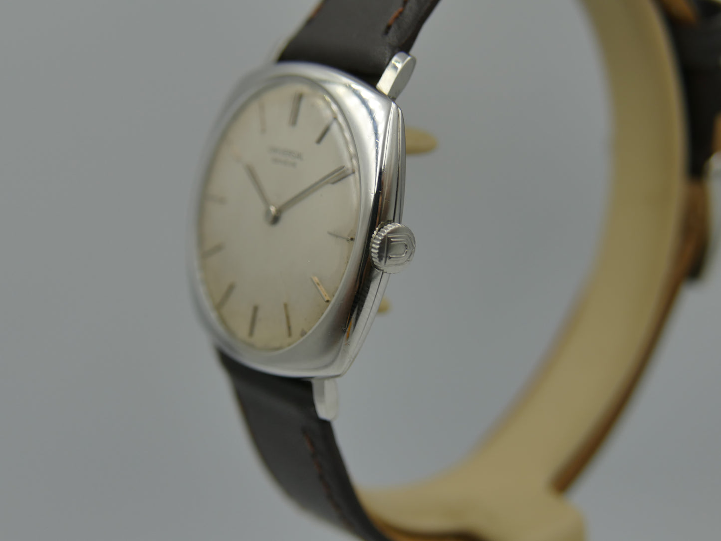 60s vintage watch mens Universal Geneve ref. 842112 /02 hand wind cal 42 thin Cushion