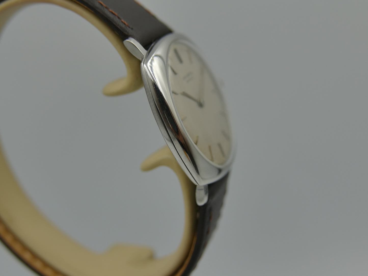60s vintage watch mens Universal Geneve ref. 842112 /02 hand wind cal 42 thin Cushion