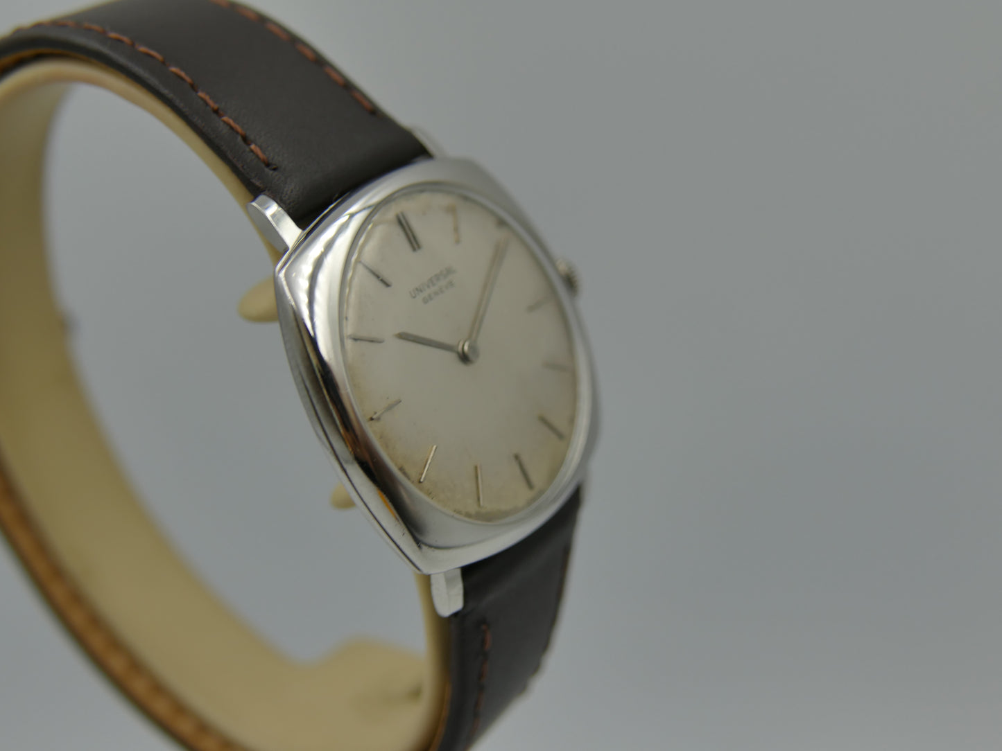 60s vintage watch mens Universal Geneve ref. 842112 /02 hand wind cal 42 thin Cushion